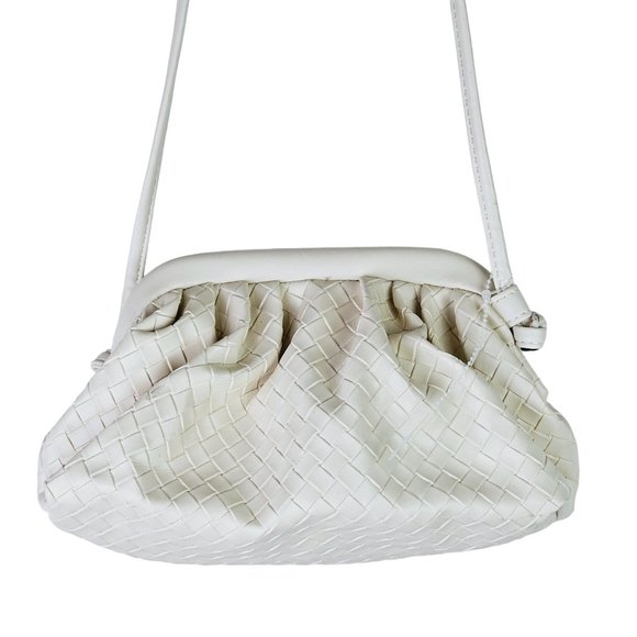 Vera New York Heather Woven Crossbody Cream in a V - Picture 6 of 12